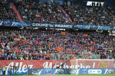 6._supporters_caen_avec_echarpes_1.jpg